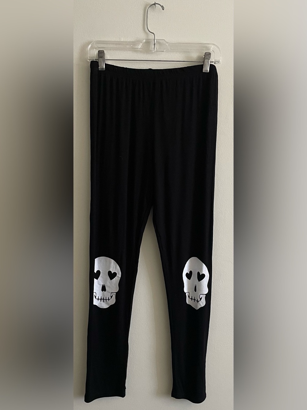 💀 NWT Boohoo Black Stretch Leggings with Skulls 💀